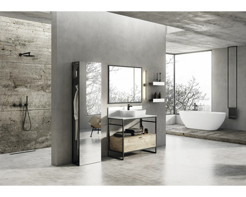 Moderne badkamer met wastafelonderkast, spiegel, bad en douche.