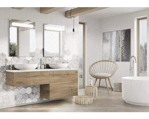 Lichte badkamer met dubbele wastafel, spiegels, bad en stoel