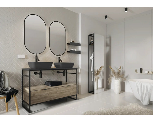 Badkamer met wastafel, twee spiegels, bad en rek