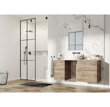 Moderne badkamer met douche, wastafel en spiegel tegen een marmeren wand