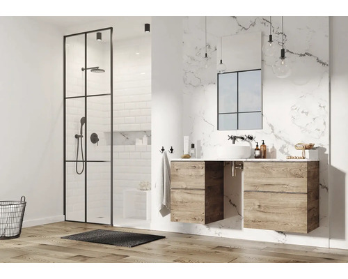 Moderne badkamer met douche, wastafel en spiegel tegen een marmeren wand