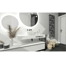 Badkamer met spiegel, wastafel, handdoekradiator en decoraties