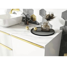Badkamer met wastafel, armaturen, ladekast, decoraties en zeshoekige tegels