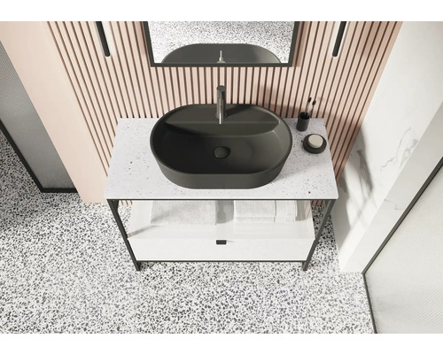 Badkamer met wastafel, kraan, spiegel en onderkast