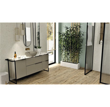 Badkamer met wastafel, spiegel, douche en bamboedecoratie