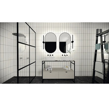 Moderne badkamer met douche, wastafel en handdoekrek