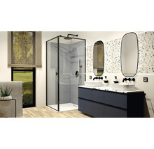 Badkamer met douche, wastafel, spiegel en raam