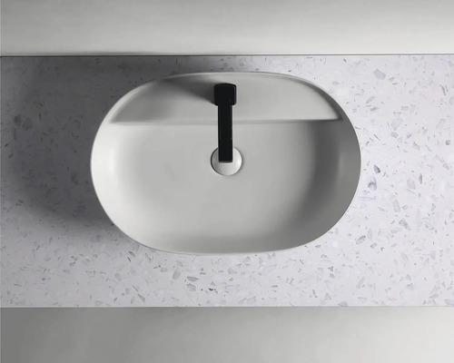 Bovenaanzicht van een ovale wastafel met kraan