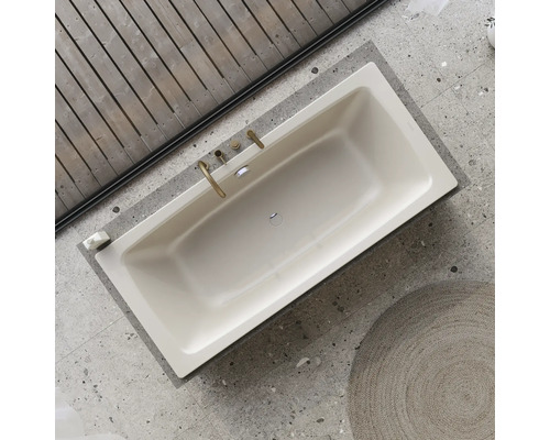 Bovenaanzicht van een rechthoekig ligbad met armaturen.