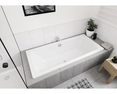 Lichte badkamer met ingebouwd bad en grijze tegels