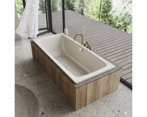 Vrijstaand ligbad met houten bekleding en kraan voor raam