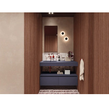 Moderne badkamer met wastafelonderkast, spiegel en verlichting