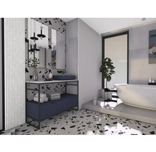 Lichte badkamer met wastafel, spiegels en vrijstaand bad