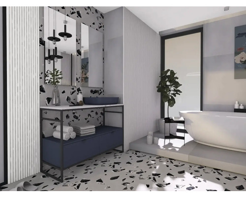 Lichte badkamer met wastafel, spiegels en vrijstaand bad