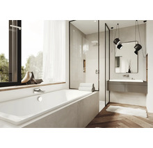 Moderne badkamer met ligbad, douchecabine, wastafel en spiegel
