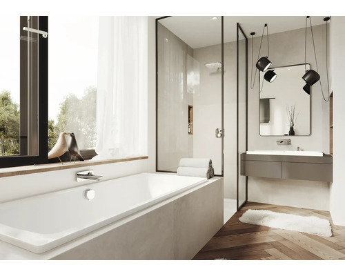 Moderne badkamer met ligbad, douchecabine, wastafel en spiegel