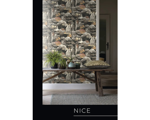 Sfeerbeeld met behang met print, houten bank, kamerplanten en vloerkleed voor een gezellige ambiance