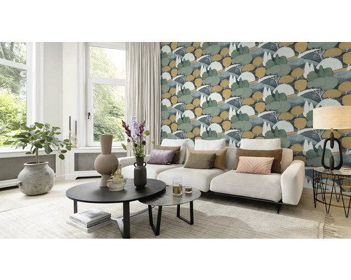 Woonkamer met patroonbehang, bank en salontafels