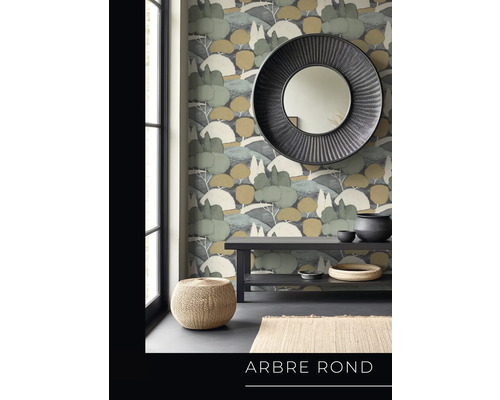 Kamerweergave met behang met boommotief, spiegel en decoratie