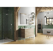 Badkamer met douche, wastafelmeubel, spiegel en houten elementen