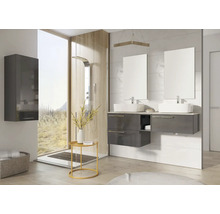 Badkamer met wastafel, spiegels, douche en opbergmogelijkheden voor een moderne ambiance.