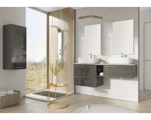 Badkamer met wastafel, spiegels, douche en opbergmogelijkheden voor een moderne ambiance.