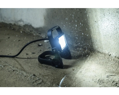LED-bouwlamp met spatwaterbescherming in gebruik