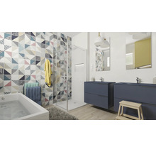 Badkamer met douche, bad, wastafelonderkasten en betegelde wanden met patroon