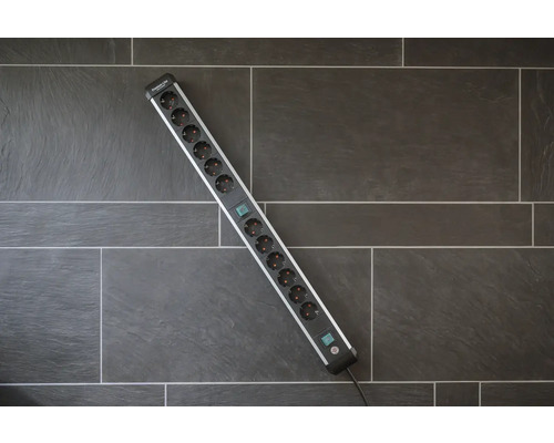 Verlengdoos met meerdere stopcontacten en schakelaars