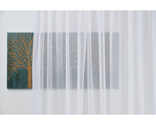 Decoratieve woonsfeer met gordijn en muurafbeelding