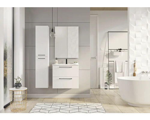 Badkamer met wastafelonderkast, spiegelkast en hoge kast in een helder design