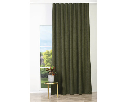 Weergave van een raamdecoratie met een schuifgordijn, een kamerplant en een bijzettafel.