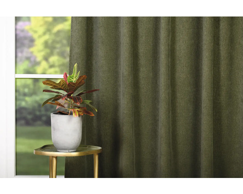 Decoratieve woonambiance met gordijn, plant en bijzettafel