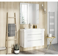 Badkamer met wastafelonderkast, spiegel, handdoekrek en decoraties