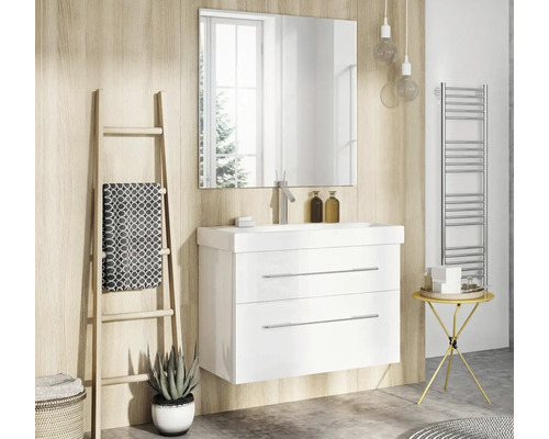 Badkamer met wastafelonderkast, spiegel, handdoekrek en decoraties