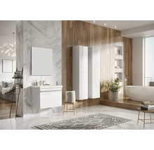 Lichte badkamer met wastafel, spiegel, bad en houten bekleding