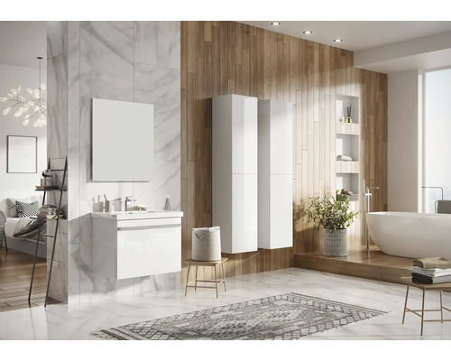 Lichte badkamer met wastafel, spiegel, bad en houten bekleding