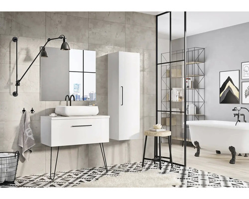 Moderne badkamer met wastafel, spiegelkast, hoge kast en vrijstaand bad