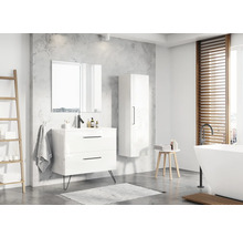 Badkamer met wastafel, spiegel, hoge kast en bad in licht design