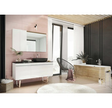 Lichte badkamer met wastafel, spiegel, bad en stoel