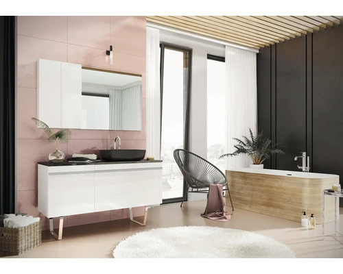 Lichte badkamer met wastafel, spiegel, bad en stoel