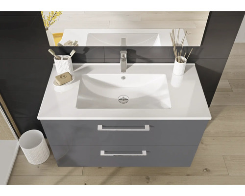 Moderne badkamer met wastafelonderkast en spiegel