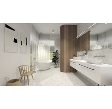 Lichte badkamer met bad, wastafel, spiegel en zitgelegenheid