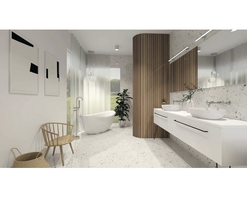 Lichte badkamer met bad, wastafel, spiegel en zitgelegenheid