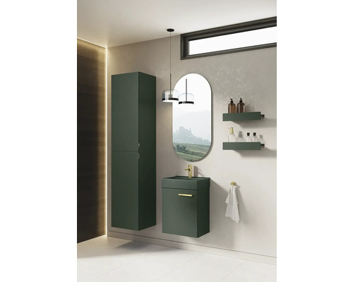 Moderne badkamer met wastafelonderkast, spiegelkast, spiegel en planken