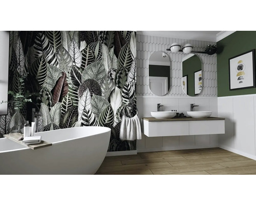 Badkamer met vrijstaand bad, wastafelmeubel met twee wastafels, twee spiegels, wandbekleding met plantmotieven en houten vloer