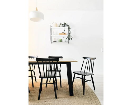 Eetkamer met eettafel, stoelen en wandrek