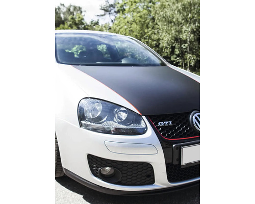 Vooraanzicht van een Volkswagen GTI met een gemodificeerde motorkap