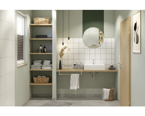 Lichte badkamer met wastafel, spiegel, planken en handdoeken