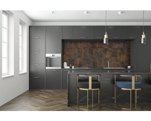 Moderne keuken met grijze kasten, kookeiland en barkrukken